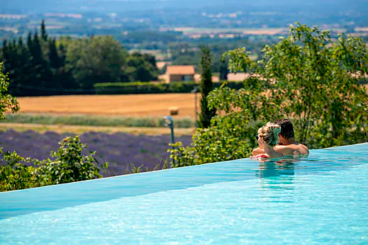 Piscine à débordement, couple au camping CLICOCHIC Bastets à Marsanne (26). Piscine à débordement, couple au camping CLICOCHIC Bastets à Marsanne (26).