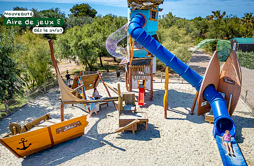 Grande aire de jeux avec toboggans et structures au camping CLICOCHIC Bastets à Marsanne (26). Grande aire de jeux avec toboggans et structures au camping CLICOCHIC Bastets à Marsanne (26).