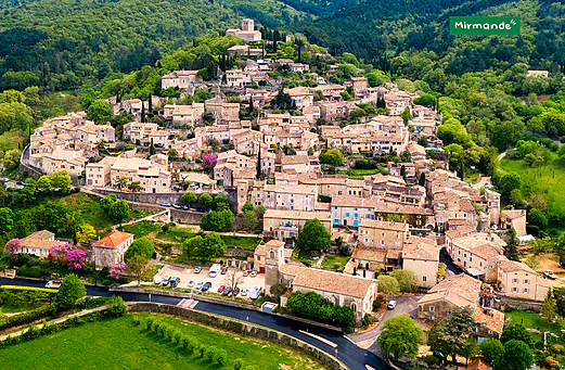 Village perché médiéval de Mirmande, un des plus beaux villages de la Drôme. Village perché médiéval de Mirmande, un des plus beaux villages de la Drôme.