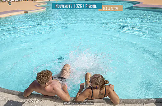 Piscine moderne avec baigneurs au camping VAGUES OCEANES Les Cigales à Moliets-Plage (40). Piscine moderne avec baigneurs au camping VAGUES OCEANES Les Cigales à Moliets-Plage (40).