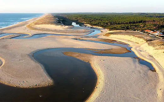 Plage de sable, océan et rivière au camping VAGUES OCEANES Les Cigales à Moliets-Plage. Plage de sable, océan et rivière au camping VAGUES OCEANES Les Cigales à Moliets-Plage.