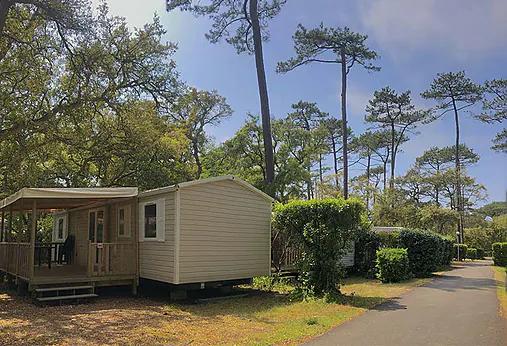 Mobil-home avec terrasse en bois au camping VAGUES OCEANES Les Cigales. Mobil-home avec terrasse en bois au camping VAGUES OCEANES Les Cigales.