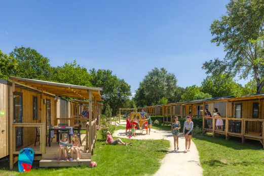 Mobil-homes avec terrasses et aire de jeux au camping CAPFUN Celeste à Breuillet (17). Mobil-homes avec terrasses et aire de jeux au camping CAPFUN Celeste à Breuillet (17).