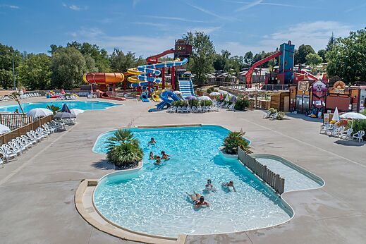 Parc aquatique avec piscines et toboggans géants au camping CAPFUN Ullule à Tournon d'Agenais (47).