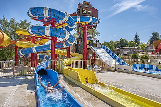 Toboggans aquatiques géants et piscine du camping CAPFUN Ullule à Tournon d'Agenais (47).