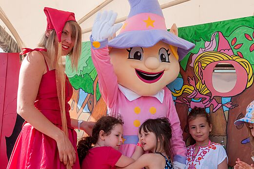 Animation avec mascotte et enfants au camping CAPFUN Ullule à Tournon d'Agenais (47).