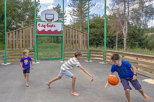 Terrain de basketball pour enfants au camping CAPFUN Ullule, Tournon d'Agenais (47).