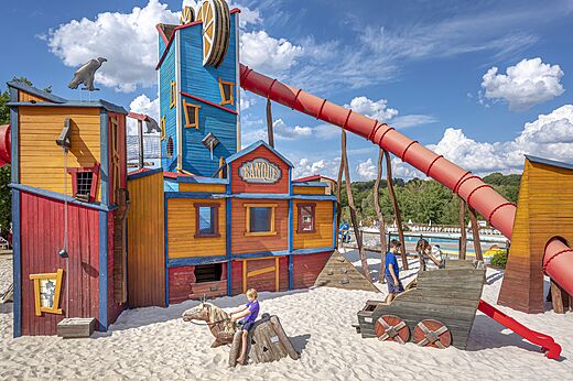 Aire de jeux Far West, toboggan au camping CAPFUN Ullule à Tournon d'Agenais (47).