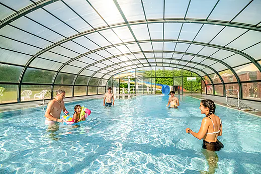 Piscine couverte avec famille et toboggans aquatiques au camping CLICOCHIC Village des Meuniers. Piscine couverte avec famille et toboggans aquatiques au camping CLICOCHIC Village des Meuniers.