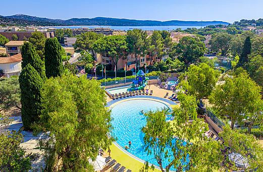 Piscine, toboggan et jacuzzi au camping CLICOCHIC Baie de Cavalaire (83). Piscine, toboggan et jacuzzi au camping CLICOCHIC Baie de Cavalaire (83).