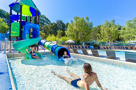 Piscine avec toboggans aquatiques au camping CLICOCHIC Baie de Cavalaire à Cavalaire-sur-Mer (83). Piscine avec toboggans aquatiques au camping CLICOCHIC Baie de Cavalaire à Cavalaire-sur-Mer (83).