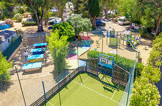 Aire de jeux, terrain multisport et tables de ping-pong au camping CLICOCHIC Baie de Cavalaire. Aire de jeux, terrain multisport et tables de ping-pong au camping CLICOCHIC Baie de Cavalaire.