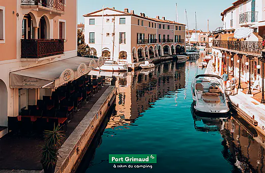 Canaux et maisons colorées de Port Grimaud, cité lacustre du Golfe de Saint-Tropez. Canaux et maisons colorées de Port Grimaud, cité lacustre du Golfe de Saint-Tropez.
