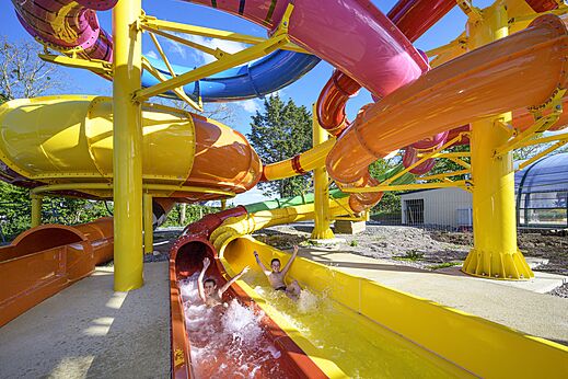 Toboggans aquatiques colorés avec enfants au camping CAPFUN Citadelle de Loustic à Hermanville sur Mer (14).