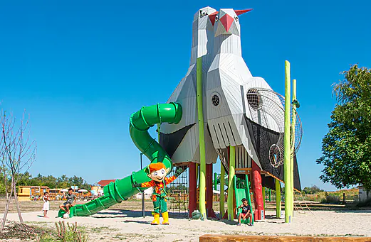 Aire de jeux cigogne géante, toboggan vert au camping CLICOCHIC Au Clair Ruisseau (67). Aire de jeux cigogne géante, toboggan vert au camping CLICOCHIC Au Clair Ruisseau (67).