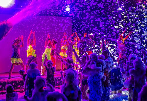 Fête de la mousse animée avec DJ et campeurs au camping CAPFUN Côte Vermeille à PORT LA NOUVELLE (11).