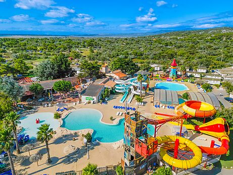 Toboggans géants et piscines du parc aquatique au camping CAPFUN Côte Vermeille à PORT LA NOUVELLE (11).