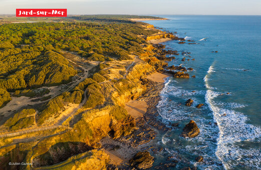 Côte rocheuse et plages de sable de Jard-sur-Mer en Vendée.