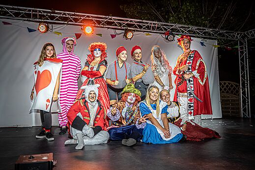 Équipe d'animation costumée sur scène au camping CAPFUN Fort Falabraque Seltz (67).