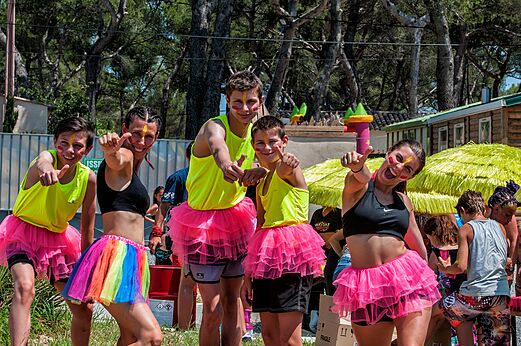 Enfants et adultes souriants en tutus colorés participant à une animation au camping CAPFUN Fort Falabraque à Seltz (67).
