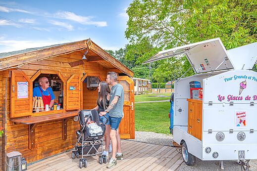 Stand de glaces et boissons avec clients au camping CAPFUN Fort Falabraque à Seltz (67).