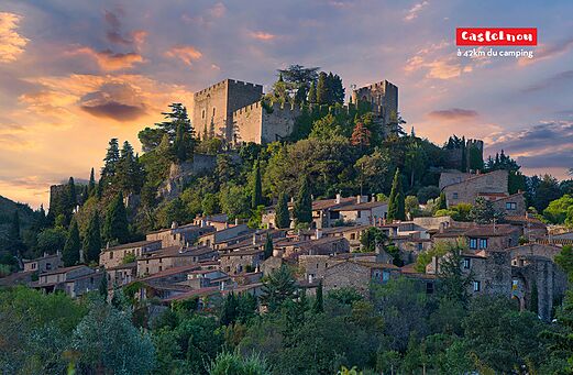 Village médiéval de Castelnou et son château, lieu à visiter près de Perpignan.