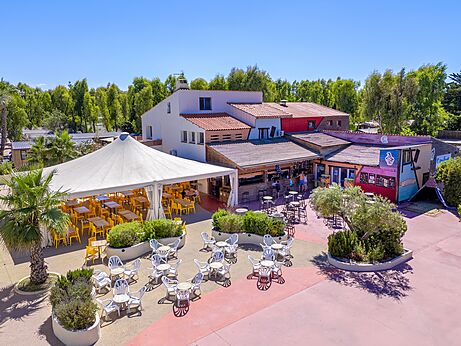Restaurant et bar extérieurs, terrasses, camping CAPFUN Las Bousigues, Le Barcarès (66).