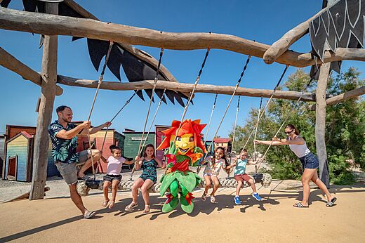 Grande balançoire, enfants et mascotte au camping CAPFUN Las Bousigues à Le Barcarès (66).