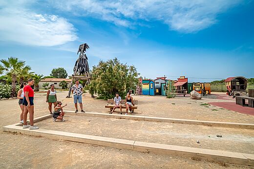 Joueurs de pétanque sur un terrain aménagé au camping CAPFUN Las Bousigues à Le Barcarès (66).
