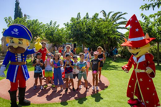 Mascottes et enfants jouant avec des balles au camping CAPFUN Las Bousigues à Le Barcarès (66).