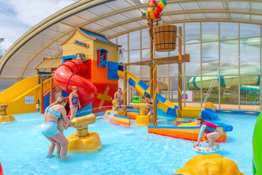 Piscine couverte, jeux aquatiques et toboggans au camping VAGUES OCEANES Licorne à Dunkerque (59). Piscine couverte, jeux aquatiques et toboggans au camping VAGUES OCEANES Licorne à Dunkerque (59).