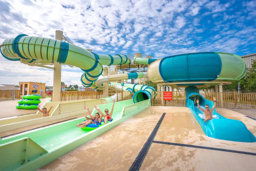 Toboggans aquatiques géants et baigneurs au camping VAGUES OCEANES Licorne à Dunkerque (59). Toboggans aquatiques géants et baigneurs au camping VAGUES OCEANES Licorne à Dunkerque (59).