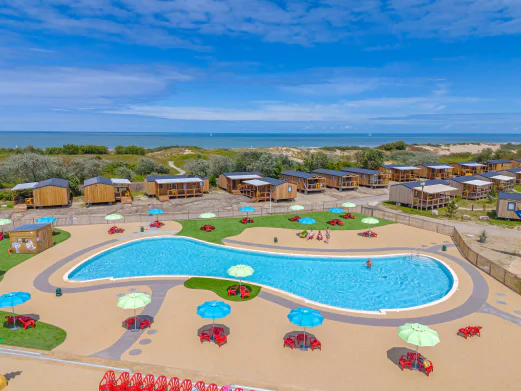 Piscine extérieure et Mobil-homes près de la mer au camping VAGUES OCEANES Licorne à Dunkerque (59). Piscine extérieure et Mobil-homes près de la mer au camping VAGUES OCEANES Licorne à Dunkerque (59).