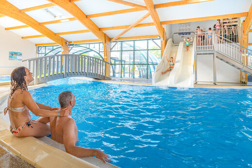 Piscine couverte, toboggans aquatiques au camping CAPFUN Loubine à Les Sables d'Olonne.