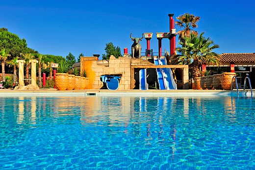 Toboggans aquatiques et piscine extérieure thématique au camping CAPFUN Mer et Soleil à Cap d'Agde (34).