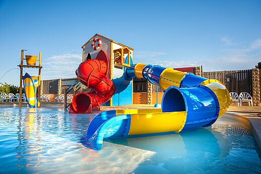 Toboggans aquatiques colorés et piscine extérieure pour enfants au camping CAPFUN La Nautique à Narbonne (11).