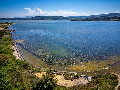 Vue aérienne du lac et de la nature environnante au camping CAPFUN La Nautique à Narbonne (11).