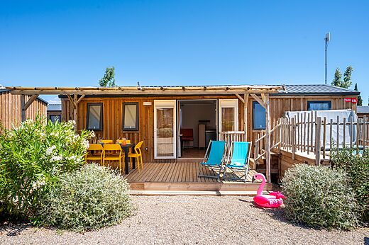 Mobil-home en bois avec terrasse aménagée au camping CAPFUN La Nautique à Narbonne (11).