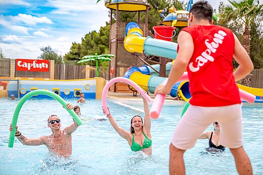 Activité aquatique animée dans la piscine avec toboggans au camping CAPFUN La Nautique à Narbonne (11).