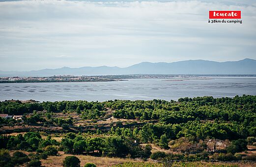 Vue panoramique de Leucate, son étang et les montagnes environnantes.