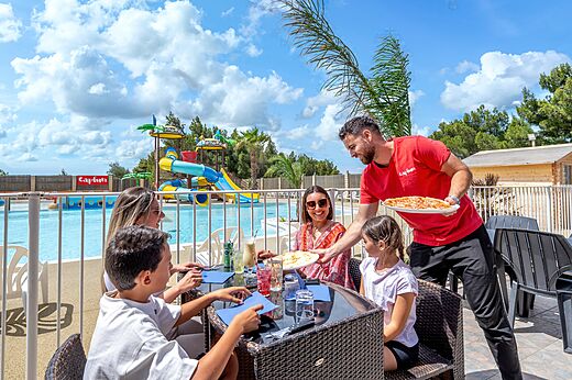 Restaurant extérieur avec famille, piscine, au camping CAPFUN La Nautique à Narbonne.