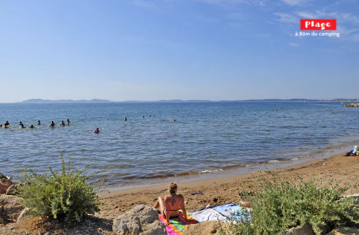 Plage de sable ensoleillée au camping CAPFUN Parc et Plage à Hyères les Palmiers. Plage de sable ensoleillée au camping CAPFUN Parc et Plage à Hyères les Palmiers.