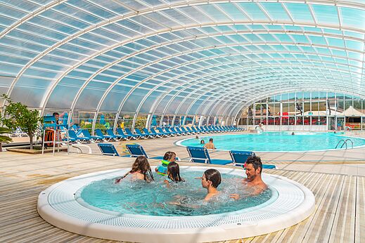 Piscine couverte avec jacuzzi et famille au camping CAPFUN Sagittaire à VINSOBRES (26).