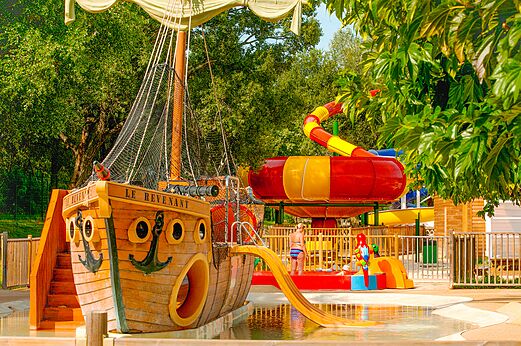 Bateau pirate avec toboggan et jeux aquatiques à la piscine CAPFUN Sagittaire à VINSOBRES (26).