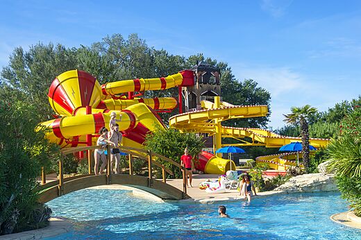 Toboggans aquatiques géants et piscine extérieure au camping CAPFUN Sagittaire à VINSOBRES (26).