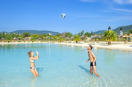 Lagon, plage de sable, volleyball au camping CAPFUN Sagittaire à VINSOBRES.