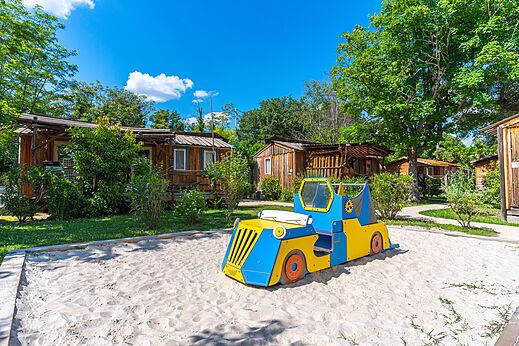 Aire de jeux avec voiture, Mobil-homes au camping CAPFUN Sagittaire à VINSOBRES (26).