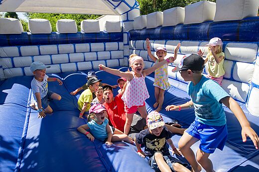 Enfants rieurs sur le château gonflable au camping CAPFUN Sagittaire à VINSOBRES (26).