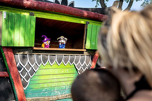 Spectacle de marionnettes pour enfants sur scène colorée au camping CAPFUN Sagittaire à VINSOBRES (26).