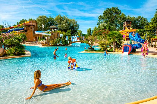 Piscine, toboggans et jeux d'eau au camping CAPFUN Sagittaire à VINSOBRES (26).